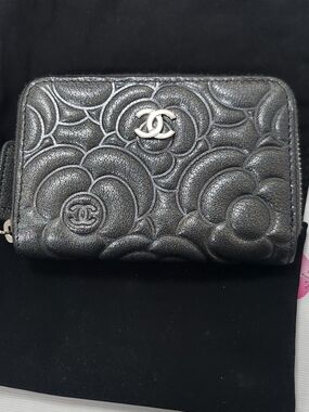 CHANEL 19B Gray/Anthracite Metallic Camellia Quilted Zipped Card Holder